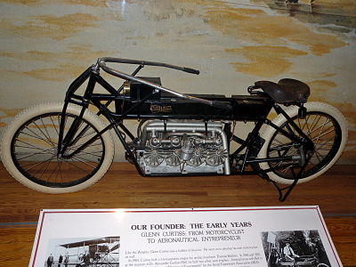Ruedas de radios de alambre en una motocicleta Curtiss V-8 de 1906