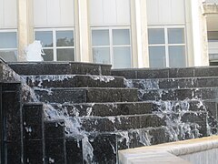 Vue d'une fontaine de marbre noir à plusieurs niveaux