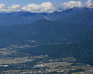 西南側の木曽山脈の烏帽子岳から望む伊那谷と戸倉山、遠景は赤石山脈（2010年10月11日撮影）