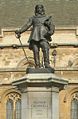 Statuo de Oliver Cromwell ekster la Palaco de Westminster, Londono.
