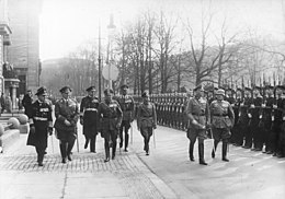 وزیر دفاع و فرمانده ا کا و ورنر فون بلومبرگ به همراه سه تن از فرماندهان نیروهای مسلح در حال سان دیدن از یک رژه در سال ۱۹۳۷.