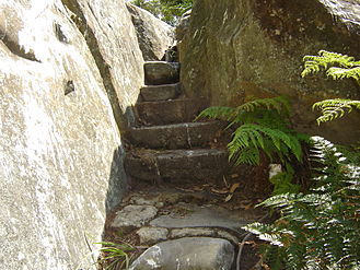 Лестница из камня помещена в естественный проход