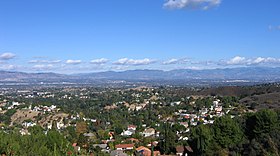 Долина Сан-Фернандо с северо-востока; на переднем плане город Вудленд-Хилс