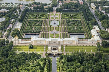 Jardins supérieurs et parterres de Peterhof, désormais agrandis et plus naturels que leur aspect baroque d'origine