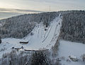 Foto von einer Skisprunganlage mit mehreren Sprungschanzen