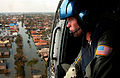 JAV pakrantės apsaugos pareigūnas ieško išgyvenusiųjų Naujajame Orleane po Uragano Katrina.