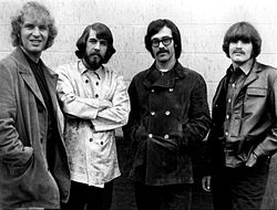 חברי הלהקה בצילום משנת 1968, משמאל לימין: טום פוגרטי, דאג קליפורד, סטו קוק וג'ון פוגרטי