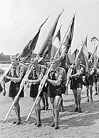 Члены Гитлерюгенда на пути в Рейхспартейтаг в Нюрнберге