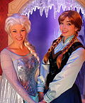 Cosplays d'Elsa et d'Anna à Disneyland.
