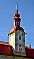 Věž radnice nese znak města, polovinu koně v kroku s modrou uzdou v červeném poli, odvozen od erbu Pánů z Pardubic, v nadmořské výšce 600,2 m střed makovice věže