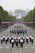défilé du 14 juillet sur les Champs, détachement de l'administration pénitentiaire devant, Arc de triomphe au fond