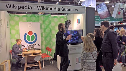 Wikimedia Suomen osasto Helsingin kirjamessuilla lokakuussa 2016.