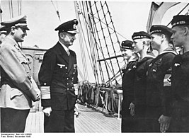 Артур Аксманн (слева), лидер HJ 1940-1945, вместе с адмиралом Карлом Дёницем проводят строевой смотр среди бойцов Marine-HJ в матросских костюмах и повязках синего цвета (вместо красного) на борту школьного учебного корабля «Horst Wessel», ноябрь 1943