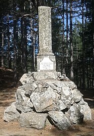Il "Cippo della Stragola". Monumento commemorativo in ricordo della cattura dei Fratelli Bandiera avvenuta in questo luogo (Colle della Stragola sulla Sila, San Giovanni in Fiore (Cosenza).