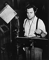 30 de Outubro de 1938: Orson Welles transmite "A Guerra dos Mundos" dramatizando a invasão alienígena de Marte na Terra, causando pânico em massa, já que muitos ouvintes acreditaram tratar-se de uma invasão real.[8]