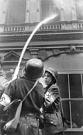 Члены Гитлерюгенда принимают участие в процессе тушения пожара после бомбардировок 25.08.1943