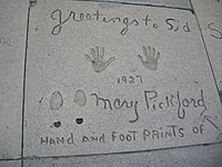 Les empremtes de mans i petjades de Pickford al Grauman's Chinese Theatre a Hollywood, Califòrnia