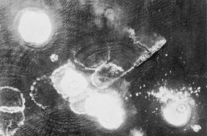 Japanilainen kuljetusalus hyökkäyksen kohteena Bismarckinmerellä 3. maaliskuuta 1943.