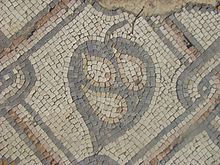 Daun Colocasia ditampilkan dalam mosaik gereja Kursi sebagai platform, seperti piring atau mangkuk, untuk melayani dari buah ara untuk makan.