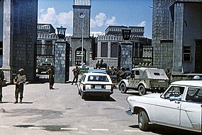 Brána k prezidentskému paláci v Kábulu, den po propuknutí Saurové revoluce, 28. dubna 1978