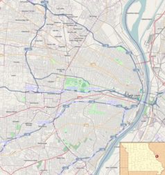 Mapa konturowa Saint Louis, blisko centrum na lewo znajduje się punkt z opisem „Uniwersytet Waszyngtona w St. Louis”
