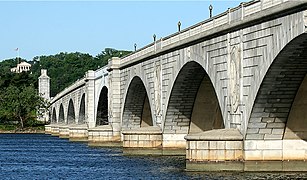 Ura Përkujtimore e Arlingtonit mbi lumin Potomac në Uashington, D.C. (2007)