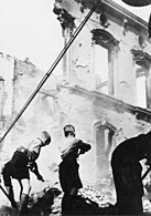 Члены Гитлерюгенда принимают участие в процессе ликвидации завалов после бомбардировок, 25.08.1943
