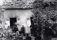 La police entre dans le pavillon de Nogent-sur-Marne, au no 9 rue du Viaduc, ou Valet et Garnier étaient retranchés.