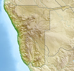 Mapa konturowa Namibii, u góry nieco na lewo znajduje się owalna plamka nieco zaostrzona i wystająca na lewo w swoim dolnym rogu z opisem „Etosza”