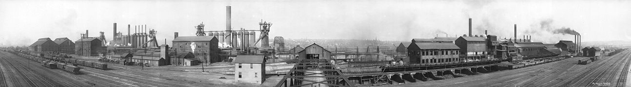Industrializare masivăː Panorama fabricii de oțel Carnegie din Ohio, 1910.