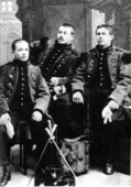 Jules Bonnot (au milieu) posant en uniforme.