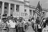 Un manifestacion na Little Rock, Alabama contra integracion di rasa den sistema escolar na 1959.
