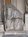 Scultura frammentaria di dace in marmo pavonazzetto nei Musei Capitolini (proveniente dall'arco di Costantino e reimpiegato dal foro di Traiano, sopra il portico colonnato della grande piazza).