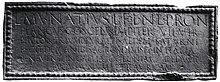 Photographie d'une épitaphe gravée en latin.