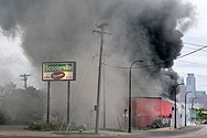 Një zjarr digjet në maX it PAWN në Minneapolis në 29 maj 2020