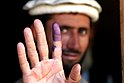 Љубичасто мастило на прсту авганистанског гласача