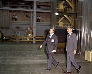 ASV prezidents Kenedijs izstaigā armijas posteni Māršalā kopā ar fon Braunu. 1962. gada 11. septembris.