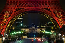 Harku që mbështet Kullën Eifel, Paris (2015)