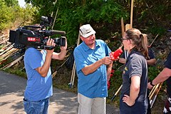 Người ghi hình và nhà báo phỏng vấn một người ở Áo