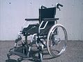 לשם השוואה, כיסא גלגלים המכיל רבות מהתכונות שאינן מתאימות לכיסאות ספורטיביים ולכן אינו מיועד לספורט. כיסא בעל שלדה מוצלבת - מתקפלת.