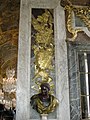 ドア・オーバーマンテルを飾る戦利品の数々（ヴェルサイユ宮殿、戦争の間）