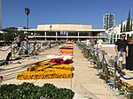 מיצג פרחים ענק במחווה להצהרתו של הנשיא ג'ו ביידן, "We Stand with Israel", בכיכר התרבות, תל אביב