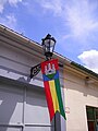 Komárom címeres zászlaja a Megye utcában