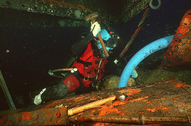 File:US Navy 010703-N-5329L-005 Diver working on USS Monitor salvage.jpg