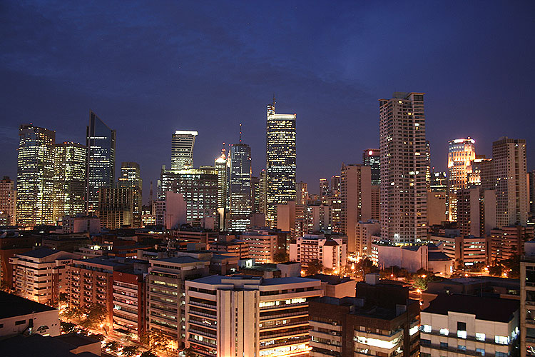منظر ليلي أفقي لمنطقة مكاتي في مانيلا.