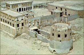 منظر جوي لواجهة قلعة دارين التي يظهر وراءها قصر محمد بن عبد الوهاب الفيحاني.