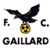 Logo sur lequel est inscrit : sur une première ligne « FC » avec entre les deux lettres, un dessin d'un corbeau à qui l'on a ajouté des serres tenant un ballon de football, et sur une deuxième ligne « Gaillard ».