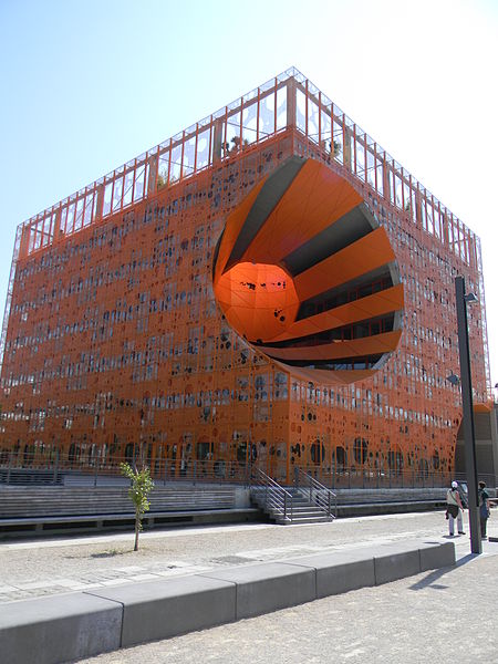 Fichier:Cube Orange Confluence Lyon.JPG