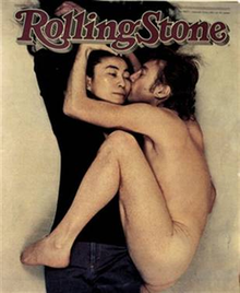 Yoko Ono yang berpakaian, dipeluk dan dicium John Lennon yang telanjang