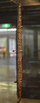 稲荷山古墳出土鉄剣（国宝） 埼玉県立さきたま史跡の博物館展示。左は表面、右は裏面。